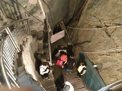 游客到魚泉參觀。