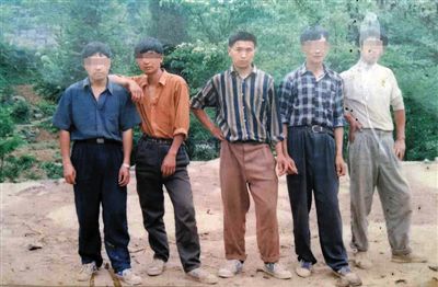一次外出打工前，田仁信（中）與村里的伙伴合影。田仁信親屬供圖