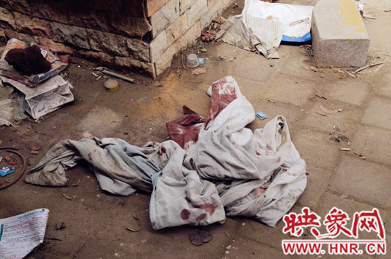 現(xiàn)場一張被單上沾滿血跡。