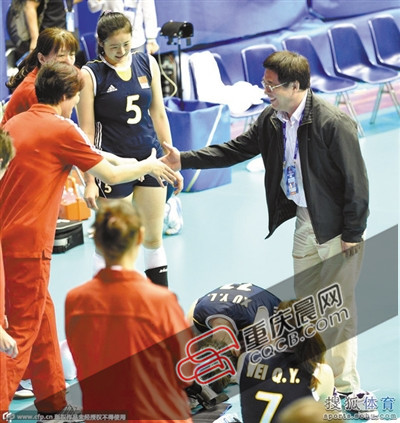 潘志琛(右)曾邀請郎平回歸。