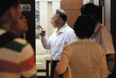 劉鵬局長(zhǎng)走出會(huì)場(chǎng)。昨日的足球改革發(fā)展工作會(huì)議上，國(guó)家體育總局為中國(guó)足球“開(kāi)了一扇門(mén)”。