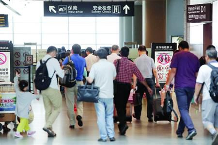 近期乘飛機(jī)應(yīng)留足更多的時(shí)間以免誤機(jī)。/晨報(bào)記者 殷立勤