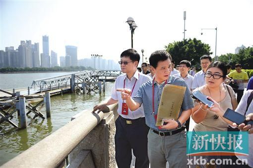 人大代表們在珠江邊現(xiàn)場調(diào)研。