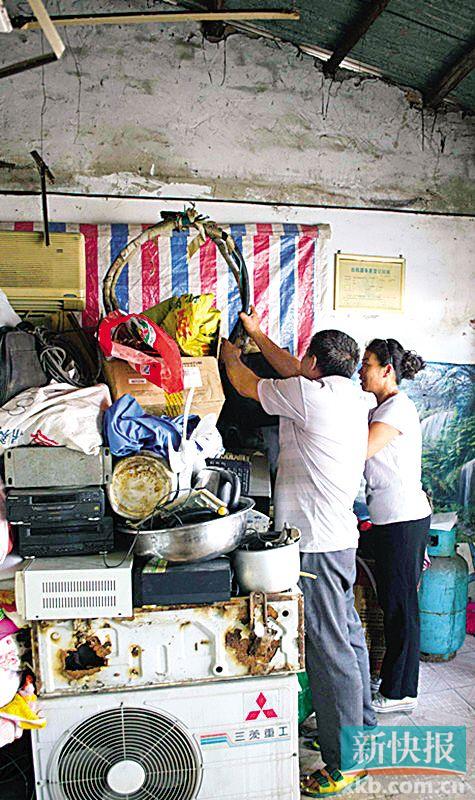 劉伯與妻子李姨在收拾剛回收的幾件小電器。