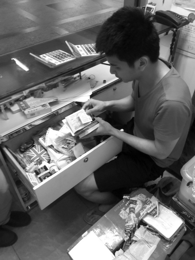 嫌疑人家的煙酒店內(nèi)暗藏地下錢(qián)莊。警方供圖