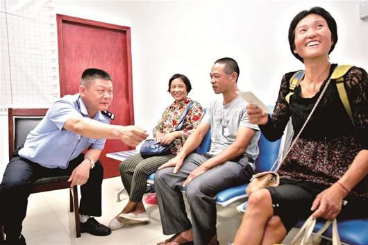 在民警的幫助下，流浪婦女右一與親人相聚