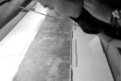 一名觀眾俯身細(xì)看《清明上河圖》。 京華時(shí)報(bào)記者王海欣攝