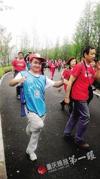 熊軍單腿參加重慶晚報走走族徒步活動 受訪者供圖 熊軍單腿參加重慶晚報走走族徒步活動 受訪者供圖