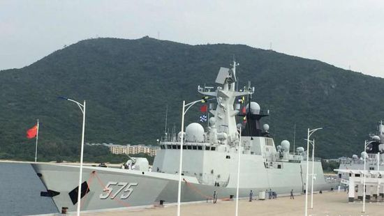 中國海軍艦艇編隊12日上午從三亞起航，參加“和平友誼-2015”中馬兩軍首次實兵聯(lián)演。