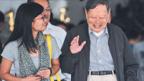 9月18日，楊振寧在合肥參觀中國科大近代物理系時接受記者采訪。記者卞世鵬/攝