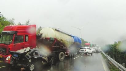 西攀高速公路追尾事故現(xiàn)場。