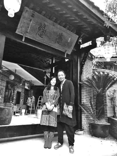 顧少強和丈夫在自己的客棧前合影,作為結(jié)婚照。照片由受訪者提供