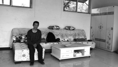 交完彩禮錢，牛志忠?guī)缀跎頍o分文，家里的沙發(fā)、茶幾、衣柜都是凌光輝買的。京華時報記者張恒攝