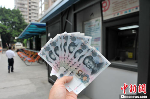 “如果是千元左右的跨行轉(zhuǎn)賬，都會(huì)先充值到支付寶，然后再轉(zhuǎn)到相應(yīng)銀行賬戶中”，肩負(fù)3000多元月供的北京白領(lǐng)小李告訴中新網(wǎng)記者，這樣操作起來方便、省時(shí)，還免去下載好幾個(gè)銀行客戶端的麻煩。