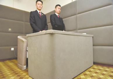 審訊室、居住室內(nèi)的桌椅板凳都進行了軟包。