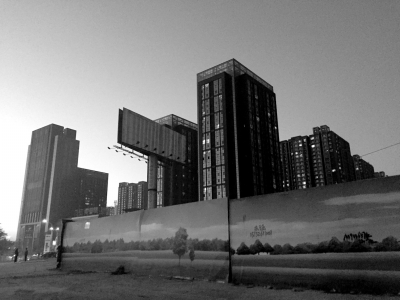 荒地西、南、北三面被2米多高的圍欄圍住。