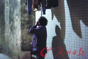 女姐在講述自己老伴幾年前在保姆的“照料”下去世的經(jīng)歷，神色悲傷。廣州日報記者陳憂子 實(shí)習(xí)生郭嘉亮攝