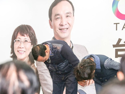 國民黨明天下午將召開臨時中常會，決定由誰擔任代理主席。圖為朱立倫與王如玄上午到競選總部，向支持自己競選的志工們一一致意，感謝他們的陪伴。圖片來源：臺灣《聯(lián)合報》