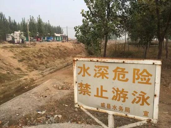 2015年10月20日，記者在河北省威縣看到，橋下河流早已干涸，除了土和石頭，什么都沒有。 新華社記者郭雅茹 攝