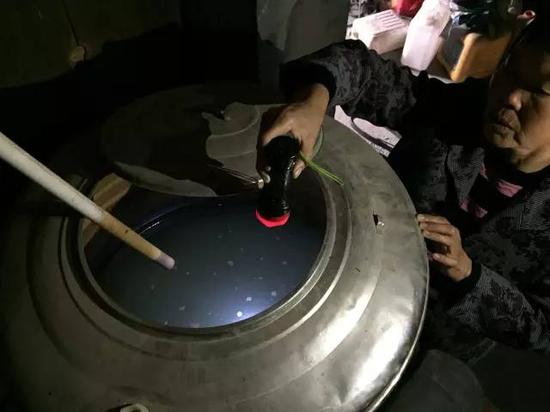 洞庭湖缺水，2015年11月，湖南省南縣石壩村肖喜福老人家中面臨的水質(zhì)型缺水難題。近20多年來，家里打了兩次深井，如圖所示，井水呈乳白色，鐵錳嚴(yán)重超標(biāo)，無法飲用。新華社記者周楠攝