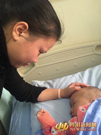 徐女士看著睡著的兒子，心里為手術(shù)費(fèi)發(fā)愁