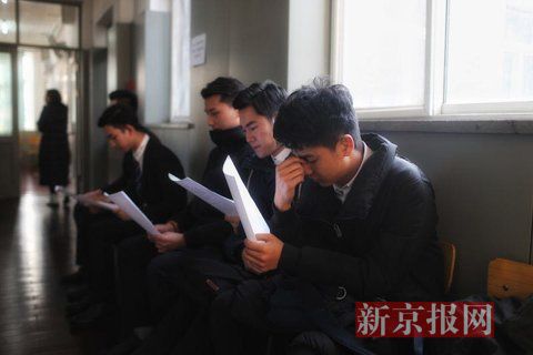 主持系考生正在備考區(qū)等待考試。