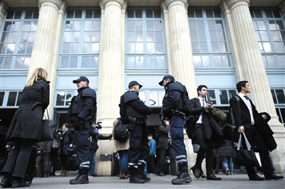 法國巴黎，警方加強(qiáng)安保工作。圖/CFP