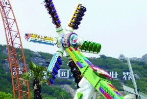 3月28日零點剛過幾分鐘，上海迪士尼6月16日開園日的門票就宣告售罄，巨大的訪問量一度導(dǎo)致票務(wù)系統(tǒng)出現(xiàn)間歇性故障，被網(wǎng)友調(diào)侃“激烈程度堪比春運”。網(wǎng)上甚至有“黃?！睂⒁粡堥_園門票炒到幾千元。