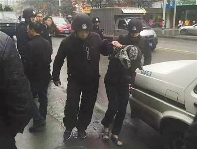 達州市警方押解剛被抓獲的犯罪嫌疑人褚思練（裹頭巾者）。 本組圖片/新華社