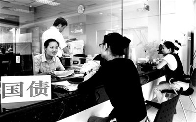 由于網(wǎng)銀和柜臺(tái)同時(shí)開售，部分銀行網(wǎng)點(diǎn)甚至來(lái)不及賣出一筆就發(fā)現(xiàn)額度全部被搶光供圖/視覺中國(guó)