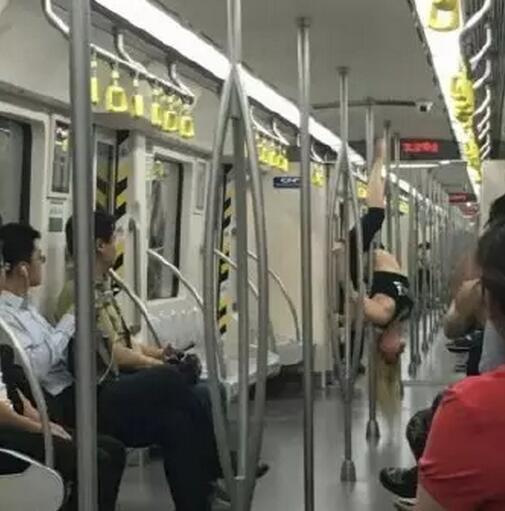 女子在地鐵上跳鋼管舞。