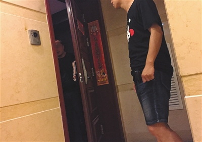 新華聯(lián)國際公寓23層，辦案民警陸續(xù)進(jìn)入涉案房間