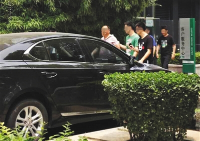 昨日下午，北京警方從新華聯(lián)國際公寓內(nèi)帶出一名男子