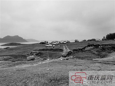 10日，約30輛自駕車被困在長(zhǎng)壽湖的這片湖灘上。