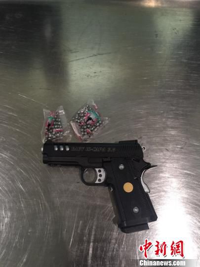 圖為查獲的空氣動力槍和鋼珠彈?！＄娦馈z