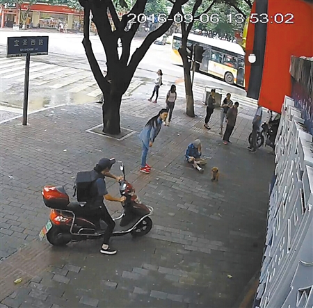 寵物狗絆倒八旬老太 沒有“逃離”現(xiàn)場坐等民警來 寵物狗絆倒八旬老太 沒有“逃離”現(xiàn)場坐等民警來