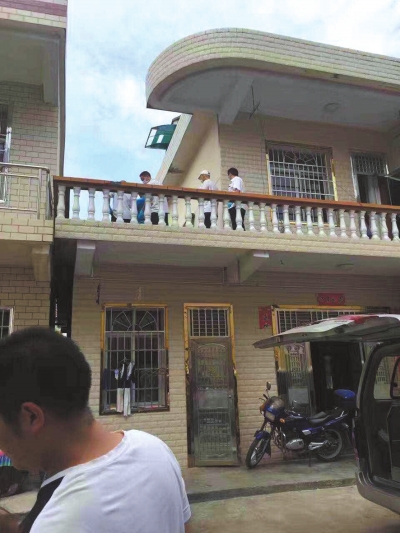 警方在嫌疑人鄰居家二樓露臺(tái)上發(fā)現(xiàn)女孩尸體。 家屬供圖