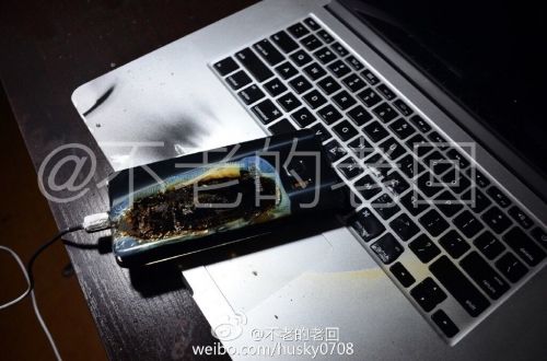 根據(jù)圖片來看，蘋果MacBook Pro筆記本觸控面板左邊部分被熏黑，而且該網(wǎng)友也提供了充電設(shè)備，就是三星Note 7原裝充電器。