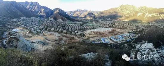 河北淶水“青青小鎮(zhèn)”1-6期全景圖，上百棟別墅組成的別墅群依山而建。部分山體被炸平，準(zhǔn)備建起聯(lián)排雙拼別墅。    新京報(bào)記者 大路 攝