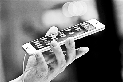 事實上，很多專業(yè)人士認為蘋果回到美國生產(chǎn)不切實際的真正原因在于美國缺乏足夠的產(chǎn)業(yè)工人和配套產(chǎn)業(yè)鏈。一家風險投資公司的合伙人就表示：“目前美國在消費電子產(chǎn)品領域已經(jīng)不具備供應鏈。這種供應鏈不僅僅指的是原材料和核心部件，而且還包括具有一定能力的熟練技術工人?！? complete=