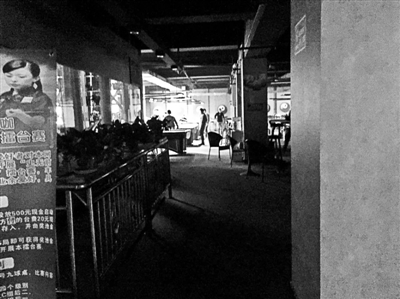 在關(guān)嶺縣，臺球廳成了輟學(xué)孩子消磨時光的最好去處 攝影/本報記者 楊寶璐