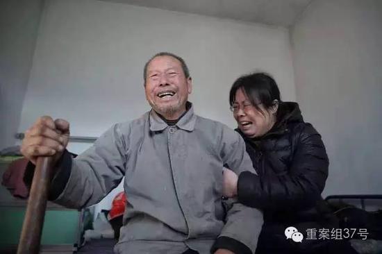 聶樹斌父親得知聶樹斌被判無罪消息后失聲痛哭。 新京報記者 彭子洋 攝