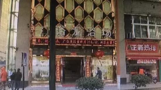 張阿姨說，附近柜臺一名工作人員，說什么也不讓她在這塊走廊哄孫女，幾句不和，雙方吵了起來。