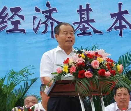 信發(fā)集團(tuán)發(fā)展成為一家集發(fā)電、供熱、氧化鋁、電解鋁、碳素、燒堿、聚氯乙烯、電石、鋁深加工等產(chǎn)業(yè)于一體的現(xiàn)代化大型企業(yè)集團(tuán)，位于山東聊城茌平縣。2016年10月，信發(fā)集團(tuán)董事局主席張學(xué)信在接受山東商報(bào)采訪時(shí)表示，44年企業(yè)沒(méi)有一名員工離職。