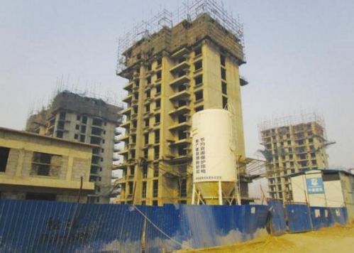 爛尾的現(xiàn)代國際汽貿(mào)城配套住宅項目。