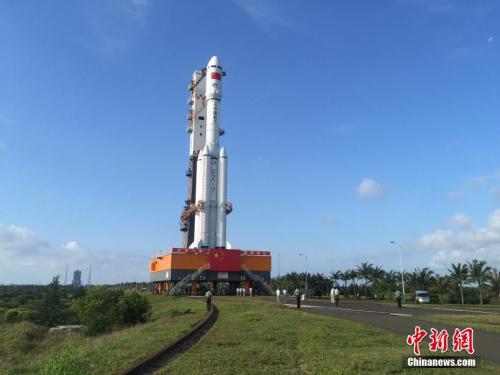 4月17日7時(shí)30分，承載著長(zhǎng)征七號(hào)遙二運(yùn)載火箭與天舟一號(hào)貨運(yùn)飛船組合體的活動(dòng)發(fā)射平臺(tái)，垂直轉(zhuǎn)運(yùn)至發(fā)射區(qū)，標(biāo)志著“天舟一號(hào)”飛行任務(wù)正式進(jìn)入發(fā)射階段。閆寧 攝