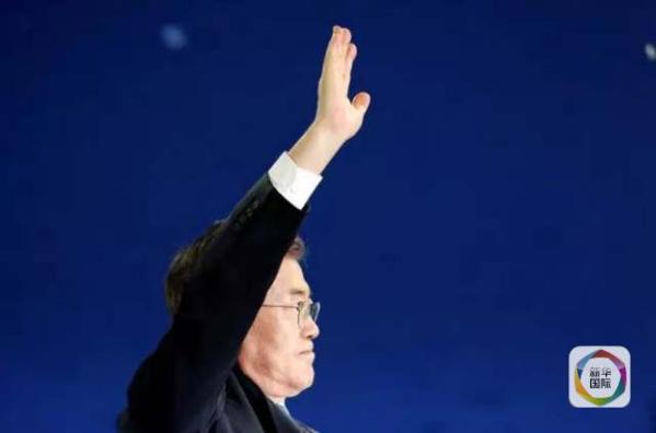 目前民調(diào)領(lǐng)先的共同民主黨候選人文在寅方面當天上午表示，強行在星州部署“薩德”的做法“無視國民意愿和程序”，實際上切斷了下屆政府針對“薩德”相關(guān)政策的判斷余地。