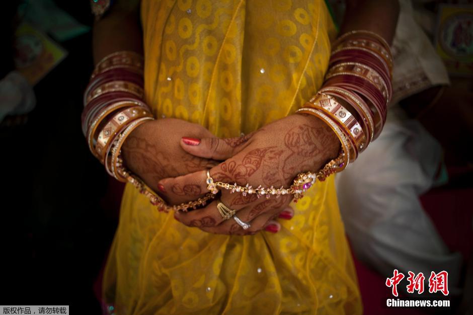 當?shù)貢r間2014年6月15日,印度新德里,印度政府為數(shù)百對貧困新人舉辦集體婚禮。