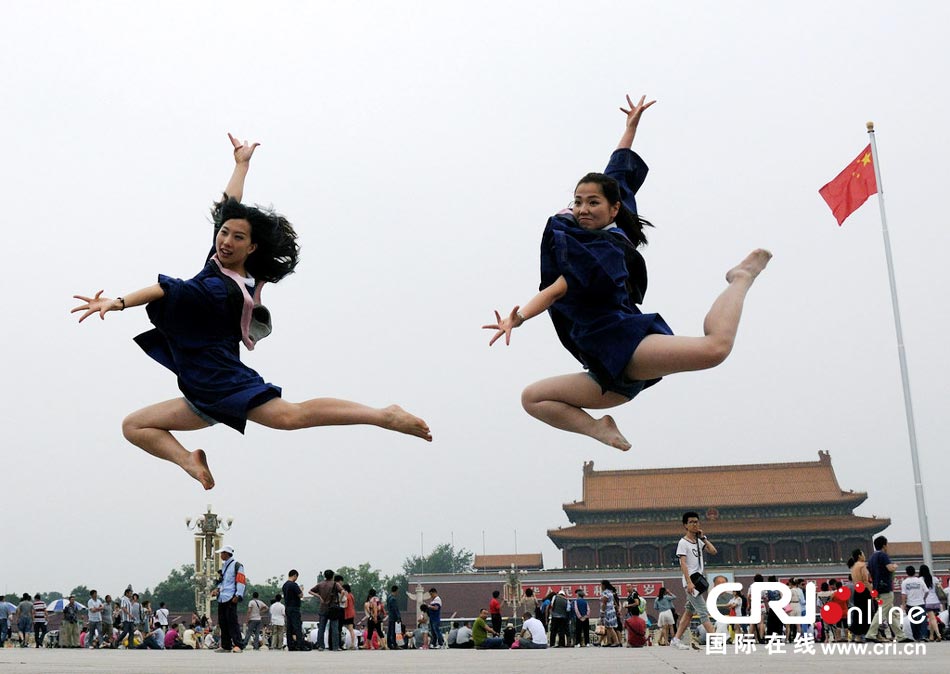 幾名打?qū)W生天安門廣場創(chuàng)意留影。圖片來源：金聞/CFP