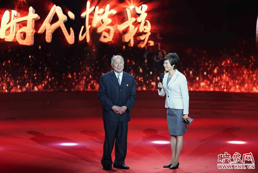 河南鄧州“編外雷鋒團”團長，在“時代楷?！卑l(fā)布廳接受敬一丹訪問。